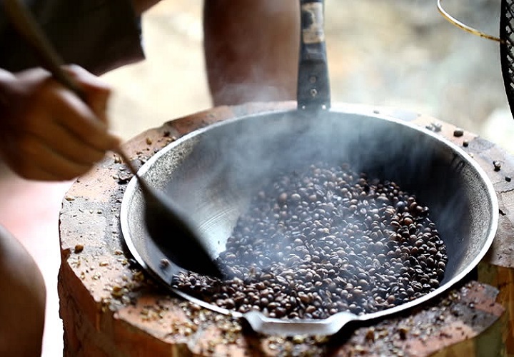 Phương pháp rang cà phê với mỡ gà theo công thức truyền thống